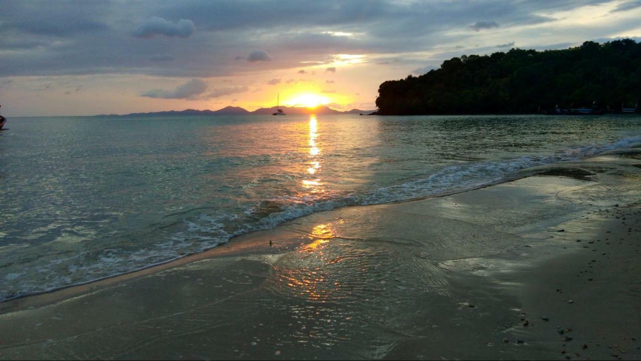 The Beach At Klong Muang Buitenkant foto